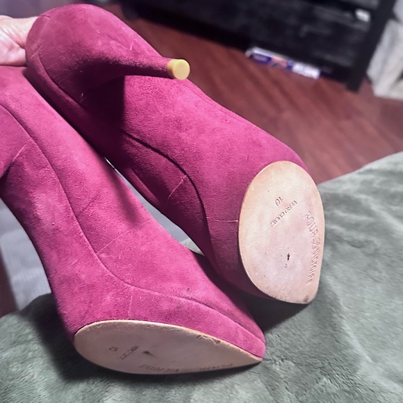 Pour La Victoire Women's Pink Suede Pumps - Picture 4 of 4